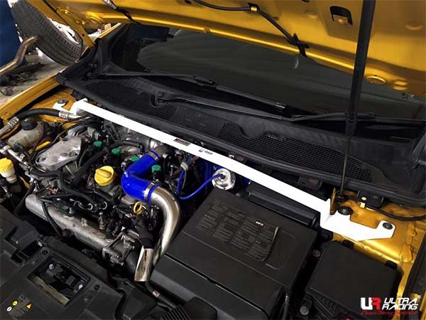 Ultra Racing Domstrebe vorn oben 2-Punkt - 12-13 Renault Megane 3 Sport RS 265 2.0T (2WD)