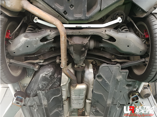 Ultra Racing Strebe hinten unten 2-Punkt - 10-17 Mercedes C207 2.5/3.5 / 08-15 Mercedes W204 C200/C250/C350/C63 1.8K/2.5/3.5/6.2/6.3 / 09-16 Mercedes W212 E200K/E220D/E250(D)/E300/E350 2.0K/2.2D/2.5(D)/3.0/3.5 / 10-18 Mercedes W218 CLS 350/550/63 3.0/3.5