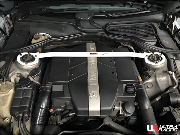 Ultra Racing Domstrebe vorn oben 2-Punkt - 99-06 Mercedes W220 S280/S320 2.8/3.2(D) V6 (2WD)
