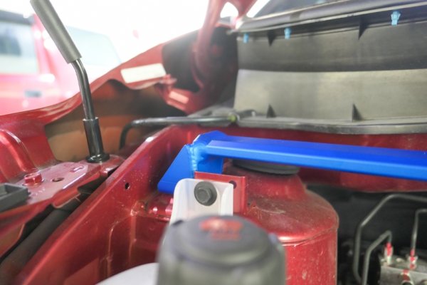 Hardrace Strut Bar - 16+ Nissan Kicks P15