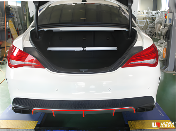 Ultra Racing Domstrebe hinten oben 2-Punkt verstellbar - 13-19 Mercedes C117 CLA 180/200/250/45 1.6T/2.0T (2WD/4WD)