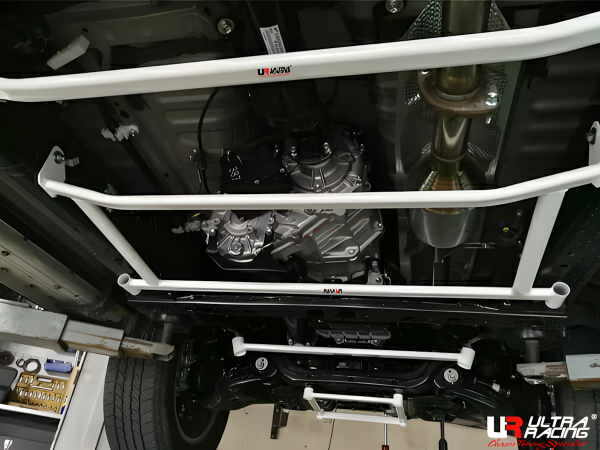 Ultra Racing mittlere Unterbodenstrebe 4-Punkt - 15+ Toyota Hilux Revo (AN120/GUN126R) 2.4D/2.8D (4WD)