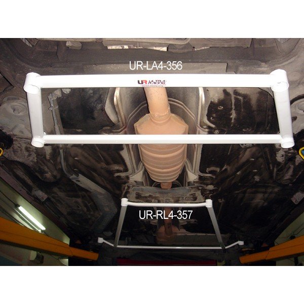 Ultra Racing Front Lower Bar 4-Point - 92-97 Volvo 850 2.5T OBD 1/2 (2WD) (Sedan/Wagon) / 96-00 Volvo V70 2.5 20V (Wagon)