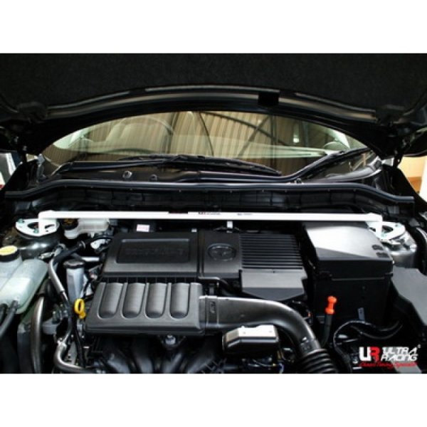 Ultra Racing Domstrebe vorn oben 2-Punkt - 10-13 Mazda 3 (BL) 1.6 (2WD) (Hatchback/Sedan)