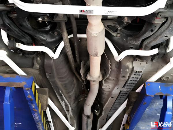 Ultra Racing Front Sway Bar 27 mm - 96-00 Honda Civic EK9 1.6 2WD