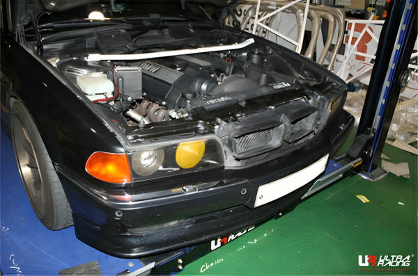 Ultra Racing Domstrebe vorn oben 2-Punkt - 94-01 BMW E38 (728i) 2.8 2WD