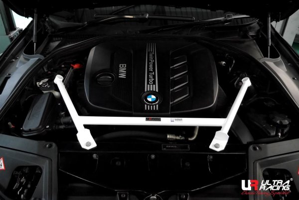 Ultra Racing Domstrebe vorn oben 4-Punkt - 10-17 BMW F11 (520D) 2.0D (4WD)