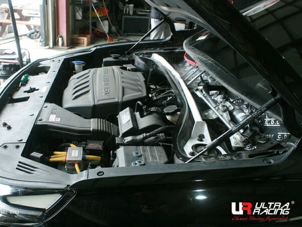Ultra Racing Domstrebe vorn oben 2-Punkt - 01-06 Hyundai Santa Fe (SM) 2.7 V6 (4WD)